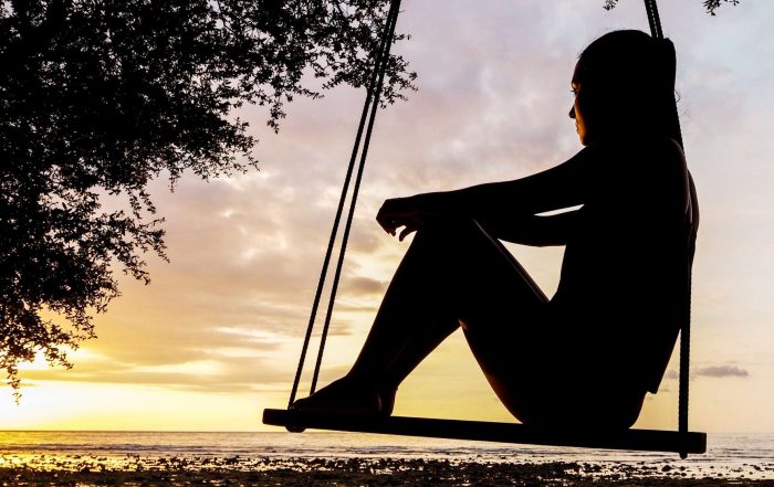 Você já se pegou em uma situação constrangedora, tentando desesperadamente lembrar o nome de alguém que acabou de te cumprimentar? Ou talvez tenha se frustrado ao tentar recordar aquela informação crucial para uma prova, que parecia tão clara no dia anterior? O esquecimento é uma experiência universal, tão comum que muitas vezes o associamos a algo negativo, uma falha do nosso cérebro. Mas e se eu te dissesse que esquecer é, na verdade, um processo natural e até essencial para o bom funcionamento da sua memória? No post anterior, desvendamos que a memória não é uma única entidade, mas um complexo sistema de diferentes tipos. Agora, vamos explorar o outro lado da moeda: o porquê de esquecermos, desmistificar algumas ideias e, claro, oferecer estratégias para otimizar o que você quer (e precisa!) lembrar. O Esquecimento Não é Uma Falha: É um Mecanismo de Sobrevivência A ideia de que uma "boa memória" significa lembrar de tudo é um mito. Se lembrássemos de cada detalhe, cada som, cada cheiro de todos os momentos da nossa vida, nosso cérebro estaria sobrecarregado por uma quantidade absurda de informações irrelevantes. Imagine tentar encontrar uma agulha em um palheiro se o palheiro fosse do tamanho de uma floresta! O esquecimento atua como um filtro inteligente. Ele nos ajuda a: Priorizar informações: Descarta o que não é importante para dar espaço ao que realmente importa. Limpar o "lixo mental": Elimina dados desnecessários que poderiam atrapalhar a recuperação de informações relevantes. Adaptar-se e aprender: Permite que velhas associações sejam enfraquecidas ou substituídas por novas, facilitando o aprendizado e a flexibilidade cognitiva. Os Principais Motivos Pelos Quais Esquecemos Embora o esquecimento seja útil, ele pode ser frustrante quando atinge informações que gostaríamos de reter. A neuropsicologia nos ajuda a entender os principais motivos por trás dele: Falha na Codificação (Não Entrou): Este é um dos motivos mais comuns. Muitas vezes, não é que esquecemos, é que a informação nunca foi efetivamente armazenada em primeiro lugar. Isso pode acontecer por: Falta de atenção: Você estava distraído quando a informação foi apresentada. (Ex: Alguém te falou um nome e você estava pensando em outra coisa, então o nome nem "registrou".) Falta de significado: A informação não foi processada de forma profunda ou associada a algo que você já conhece. (Ex: Decorar uma lista de palavras aleatórias sem criar uma história ou imagem mental para elas.) Falha na Consolidação (Não Fixou): Mesmo que a informação tenha sido codificada, ela precisa ser consolidada para passar da memória de curto prazo para a memória de longo prazo. Fatores como: Falta de repetição: A informação não foi revista ou praticada o suficiente. Interferência: Outras informações semelhantes se misturam e dificultam a fixação. Privação de sono: O sono desempenha um papel crucial na consolidação da memória. A falta dele prejudica esse processo. Estresse excessivo: Altos níveis de estresse e ansiedade podem afetar a capacidade do cérebro de consolidar memórias. Falha na Recuperação (Está Lá, Mas Não Acha): A informação está armazenada na sua memória de longo prazo, mas você não consegue acessá-la no momento em que precisa. É como ter um livro na biblioteca, mas não conseguir encontrá-lo porque não se lembra do título ou da prateleira. Isso pode ocorrer devido a: Pistas de recuperação insuficientes: Você não tem as "pistas" certas para acessar a informação. (Ex: Sabe a música, mas não lembra o nome da banda até que alguém cante um trecho.) Interferência: Outras memórias (similares ou emocionalmente carregadas) competem e bloqueiam o acesso à informação desejada. Efeito da ponta da língua: Você sente que sabe a informação, mas ela está "na ponta da língua" e não sai. Isso geralmente é um problema de recuperação temporário. Deterioração/Decadência (Desuso): Com o tempo, e se a informação não for acessada ou reativada, as conexões neurais que a representam podem se enfraquecer e a memória pode se deteriorar ou "desaparecer". É a teoria do "use ou perca". Lidando com o Esquecimento: Estratégias Para Lembrar o Que Importa Agora que entendemos os mecanismos do esquecimento, podemos usar esse conhecimento a nosso favor. Para as informações que você realmente deseja reter, aqui estão algumas estratégias baseadas na neurociência para lidar com o esquecimento: Preste Atenção de Verdade (Codificação Eficaz): Este é o ponto de partida. Esteja presente e focado ao receber novas informações. Elimine distrações. Processe a Fundo e Dê Sentido: Em vez de apenas decorar, tente entender a informação. Relacione-a com o que você já sabe, crie analogias, visualize. Quanto mais conexões você criar, mais fácil será lembrar. Repetição Ativa e Distribuída: Não basta ler uma vez. Revise a informação, mas não de uma vez só. Espalhe suas sessões de estudo ao longo do tempo (prática espaçada). Teste-se! A recuperação ativa fortalece a memória. Use Técnicas Mnemônicas: Crie acrônimos, rimas, histórias ou imagens mentais vívidas para associar informações. (Ex: Para lembrar a ordem de planetas, crie uma frase engraçada). Durma Bem: O sono é vital para a consolidação da memória. Priorize noites de sono de qualidade para que seu cérebro possa "organizar" e "fixar" o que você aprendeu durante o dia. Mantenha-se Ativo Físicamente: Exercícios aeróbicos aumentam o fluxo sanguíneo para o cérebro e promovem a neurogênese (nascimento de novos neurônios), o que é benéfico para a memória. Alimente Seu Cérebro: Uma dieta rica em antioxidantes, ômega-3 e vitaminas (especialmente do complexo B) apoia a saúde cerebral e, consequentemente, a função da memória. Gerencie o Estresse: O estresse crônico libera hormônios que podem danificar estruturas cerebrais importantes para a memória, como o hipocampo. Pratique técnicas de relaxamento, como meditação ou mindfulness. O esquecimento é uma parte intrínseca e necessária da nossa vida mental. Ao invés de lutar contra ele cegamente, podemos compreendê-lo e, assim, desenvolver estratégias mais inteligentes para que as informações realmente importantes permaneçam conosco. No próximo post, vamos mergulhar ainda mais fundo nas estratégias comprovadas pela neurociência para realmente turbinar sua memória. Fique por aqui!